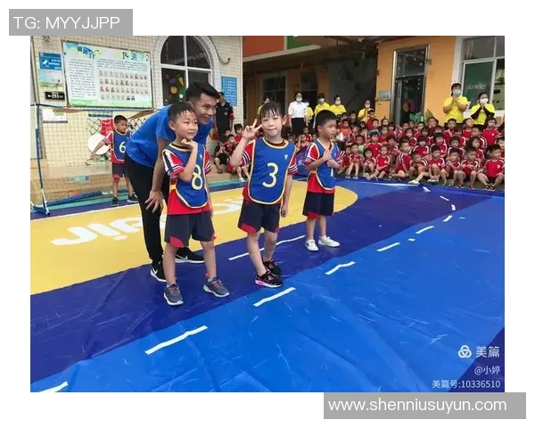 小孩偶遇足球巨星激动不已 亲身体验与偶像零距离互动 小孩偶遇足球巨星激动不已 亲身体验与偶像零距离互动