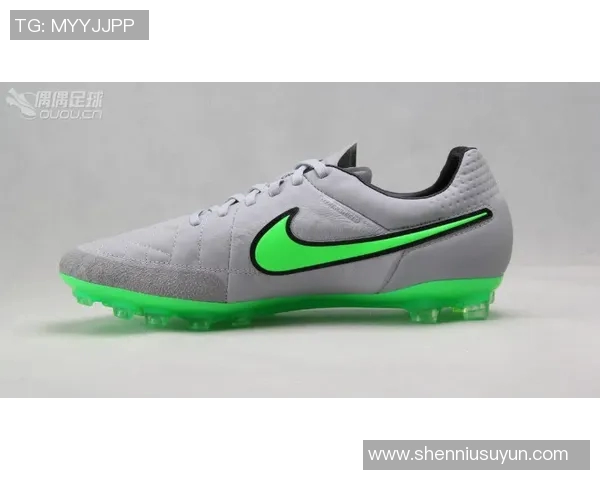 黑色足球鞋在球星脚下展现霸气魅力,助力球场上风驰电掣的表现 黑色足球鞋在球星脚下展现霸气魅力,助力球场上风驰电掣的表现