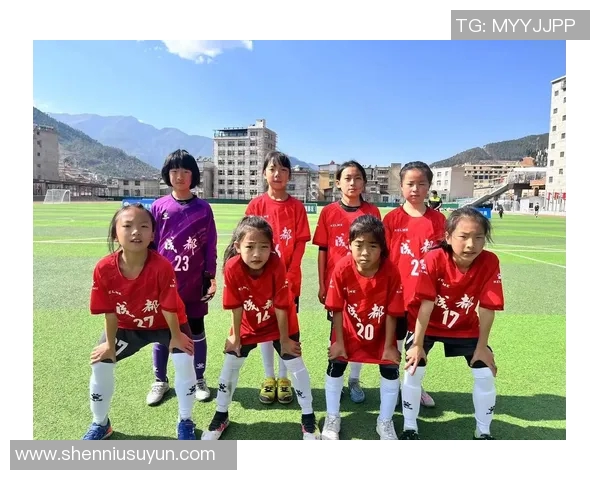 与足球巨星同框秒变网红 他凭借合影收获无数粉丝与关注 与足球巨星同框秒变网红 他凭借合影收获无数粉丝与关注